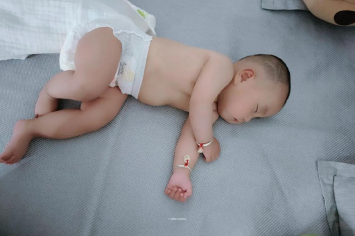 中国台湾三个月宝宝抬头不稳 中国台湾三个月宝宝抬头不稳